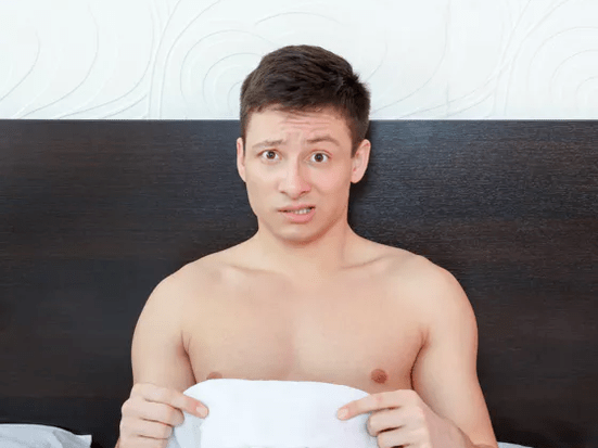 Tijdens een ochtenderectie kan een man slijmafscheiding uit de urethra ervaren